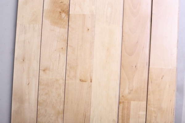 单龙骨体育场地木地板环保吗