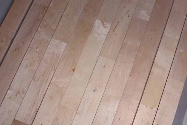 双层龙骨运动场木地板如何保洁