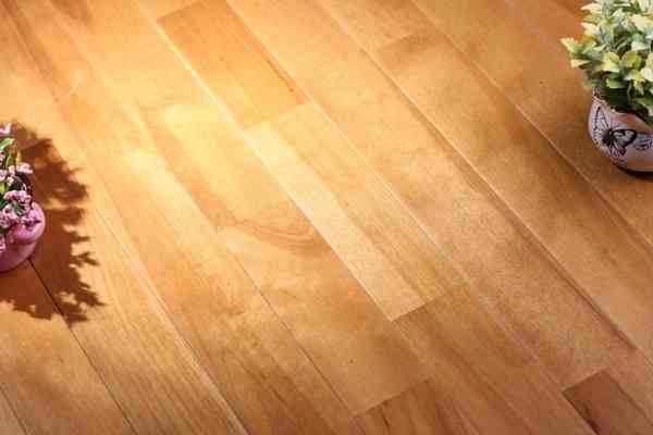 双层龙骨运动场木地板如何保洁