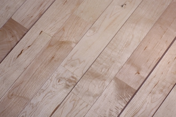 学校篮球场地地板特性