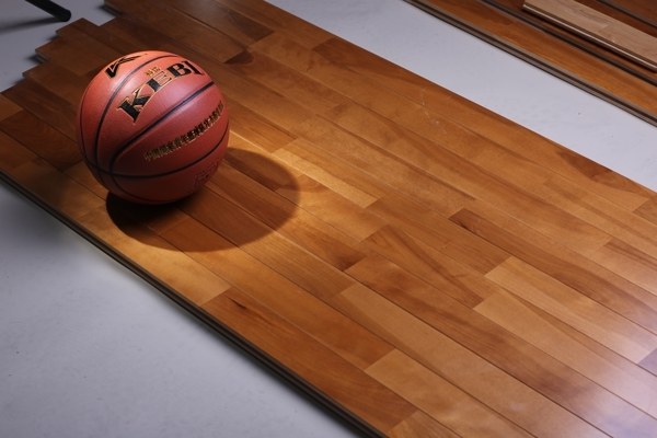 那里有运动篮球木地板厂家报价
