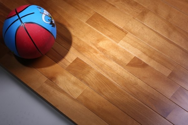 那里有运动篮球木地板厂家报价