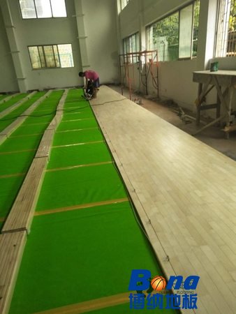 用什么运动木地板的性能